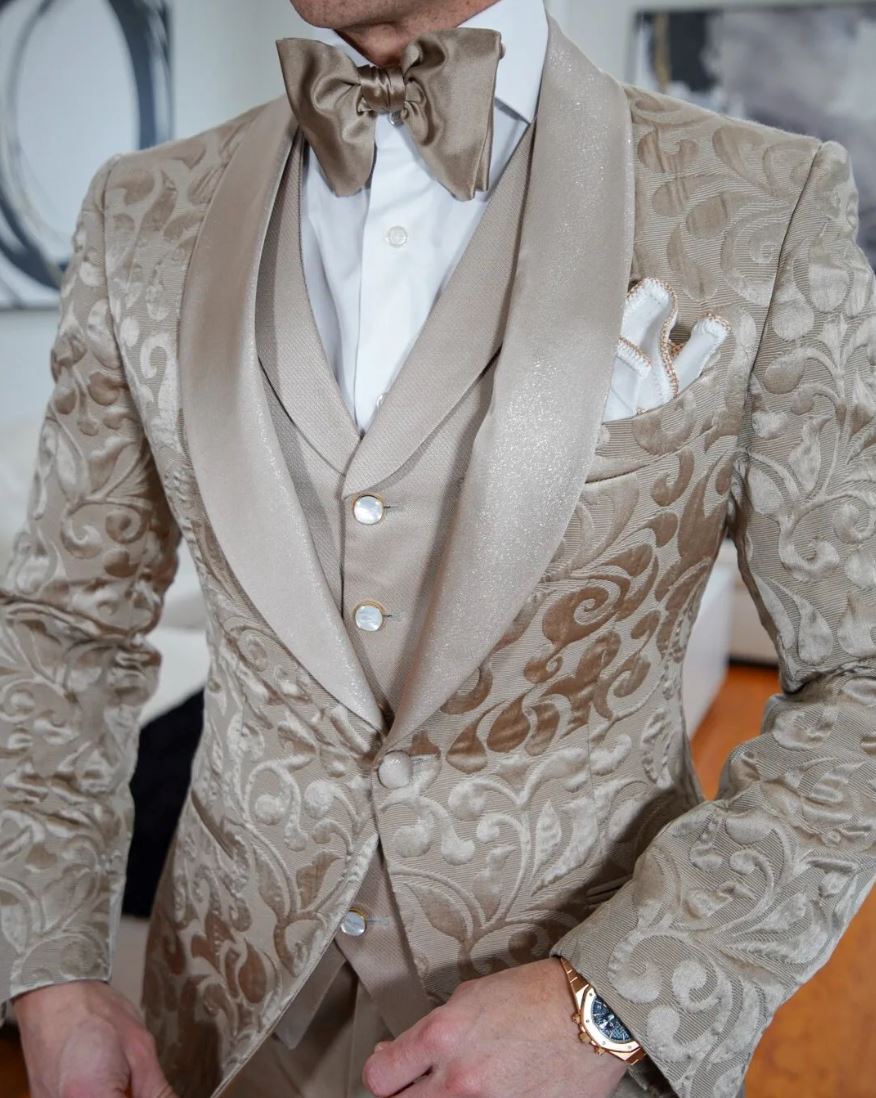 Champagne Oro Paisley Dinner Jacket @ The Vault